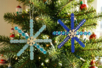 suspensions sapin flocons DIY - Activités manuelles bricolages de Noël – 10doigts.fr