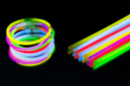 Bracelets fluo lumineux - 100 pièces - Ballons, guirlandes, serpentins - 10doigts.fr