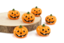 Citrouilles en résine - 6 pièces - Accessoires créatifs Halloween - 10doigts.fr