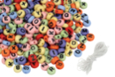 Perles rondes alphabet noir fond coloré - 300 perles - Bijoux messages - 10doigts.fr