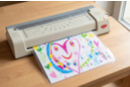 Plastifieuse 3-en-1 - Accessoires créatifs de bureau - 10doigts.fr