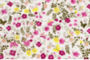 Coupon de tissu en coton imprimé (43 x 53 cm) - Fleuris jaune et fuchsia - Coupons de tissus 13893 - 10doigts.fr