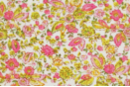 Coupon de tissu en coton imprimé ( 43 x 53 cm )- Fleuris rose et jaune - Coupons de tissus 30113 - 10doigts.fr