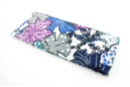 Coupon de tissu en coton imprimé ( 43 x 53 cm ) - Grandes fleurs blanche, violet, bleu - Coupons de tissus 30121 - 10doigts.fr