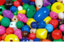 Perles en bois couleurs et formes assorties (1 à 2,5 cm) - Set de 500 perles - Perles Bois 04641 - 10doigts.fr