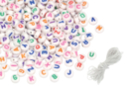 Perles lettres couleurs sur fond blanc - Set de  250 perles - Bijoux messages 19250 - 10doigts.fr