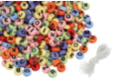 Perles rondes alphabet noir fond coloré - 300 perles - Bijoux messages - 10doigts.fr