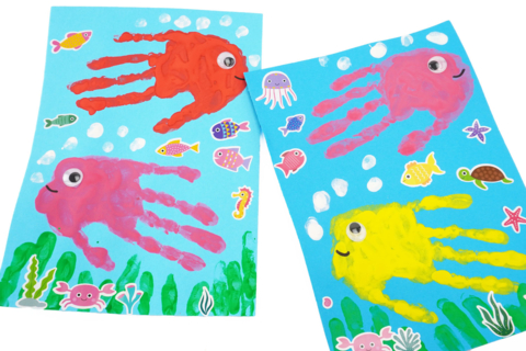 Poisson en empreinte de main et peinture aux doigts