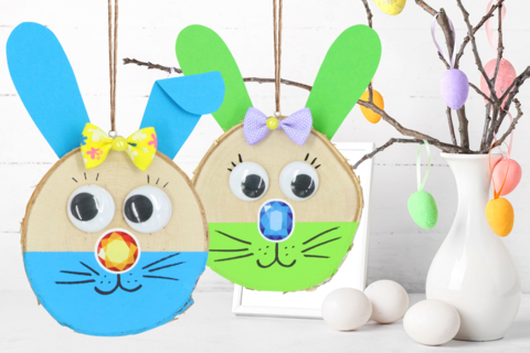 Lapins colorés à accrocher dans l'arbre de Pâques