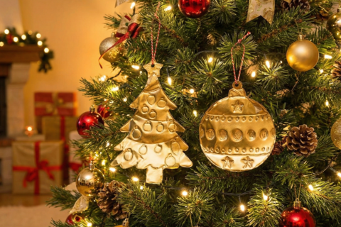 Suspensions de Noël en métal à repousser