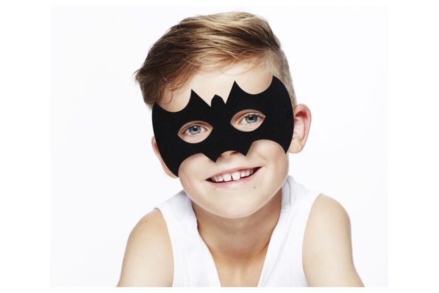 enfant portant un masque chauve-souris - Déguisements à fabriquer soi-même - 10doigts.fr
