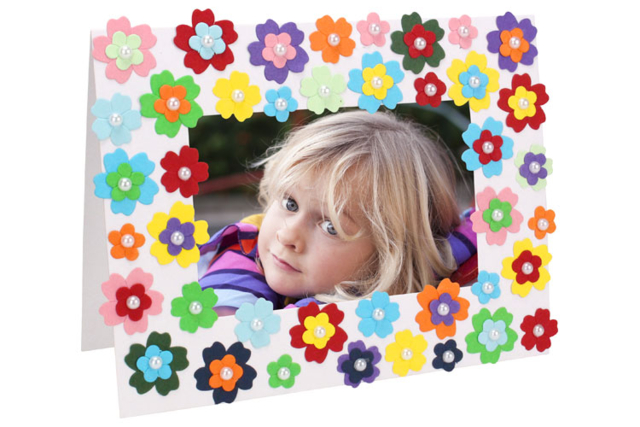 cadre décoré avec des fleurs en papier et des cabochons nacrés - Cabochons - 10doigts.fr