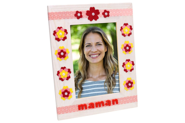 cadre décoré avec des fleurs en papier des cabochons nacrés et du masking tape - Cabochons - 10doigts.fr