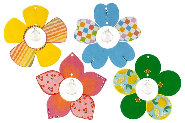 4 fleurs à suspendre en bois avec diamant - Suspensions décoratives en bois - 10doigts.fr