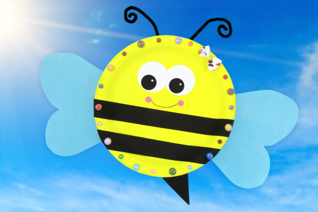 Abeille avec une assiette en carton - Cabochons - 10doigts.fr