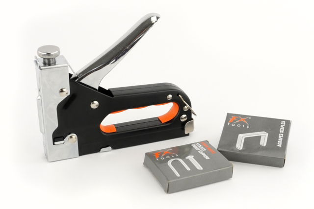 agrafeur pistolet  - Accroches et adhésifs pour créations murales - 10doigts.fr