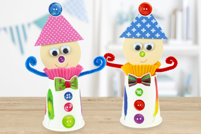 Arlequin mignon avec un gobelet en carton - Gommettes réalistes pour enfants : l’éveil par l’image - 10doigts.fr