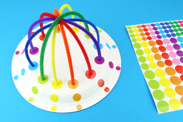 Assiette arc-en-ciel pour apprendre les couleurs - Gommettes formes assorties : un univers pour créer sans limite - 10doigts.fr