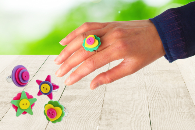 Bagues colorées avec des boutons - Bagues - Supports pour Bijoux - 10doigts.fr