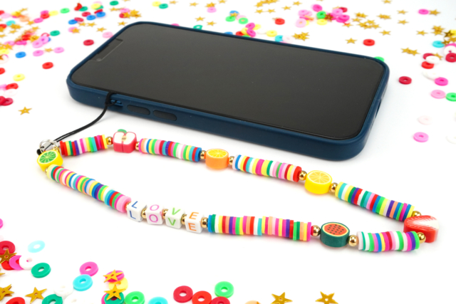 Bijou de téléphone avec des perles (dragonne) - Bijoux messages - 10doigts.fr