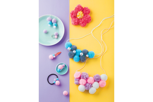 bijoux pompons - Pompons pour bricolage créatif - 10doigts.fr