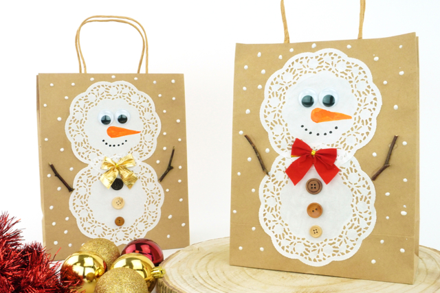 Bonhomme de neige avec un sac en papier - Papier kraft et liège - 10doigts.fr