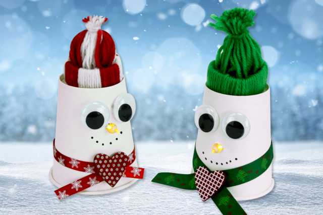 Bonhomme de neige lumineux avec bonnet en laine - Déco en bois peints - 10doigts.fr