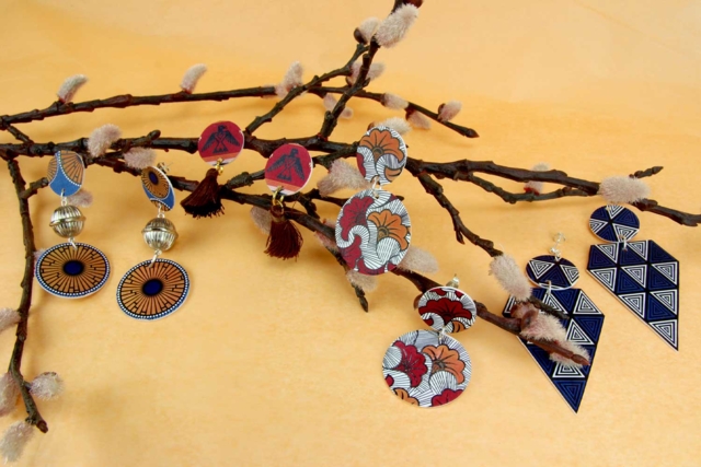 Boucles d'oreilles en plastique fou - Feuilles de plastique fou : le support magique pour vos activités - 10doigts.fr