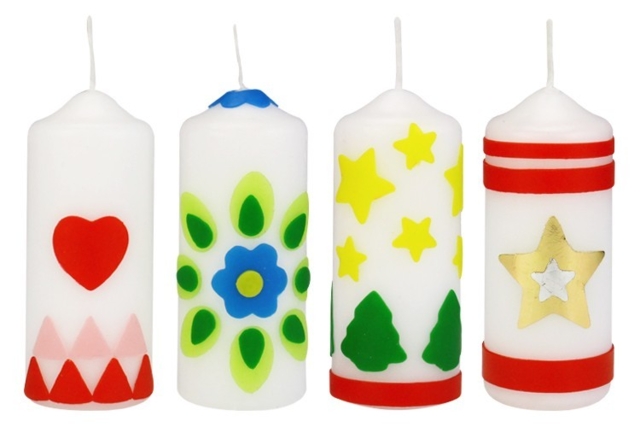 Bougies blanches décorées avec des plaques de cire - Cires Bougies - 10doigts.fr