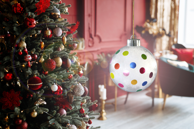 Boule de Noël avec de la ouate et des gommettes métallisées - Gommettes rondes : l'essentiel du graphisme et de l'éveil créatif - 10doigts.fr