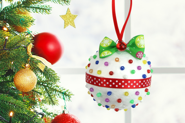 Boule de Noël avec des épingles en plastique - Clous et épingles - 10doigts.fr