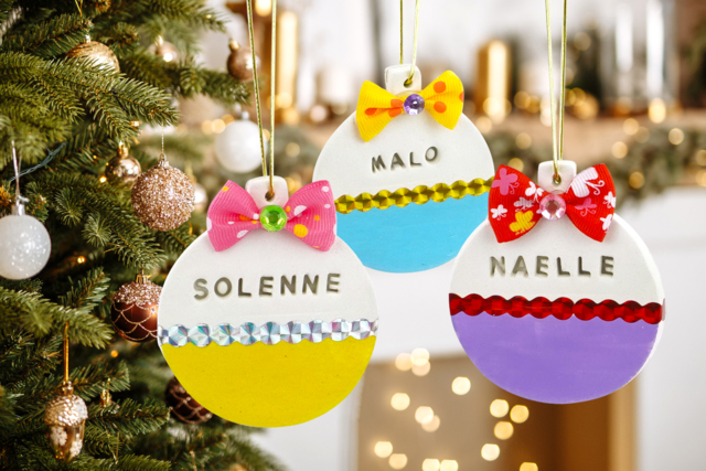 Boule de Noël personnalisée avec un prénom - Outils de Modelage - 10doigts.fr