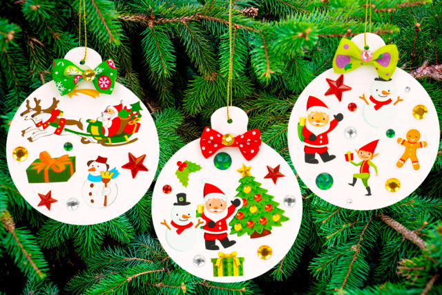 Boules de Noël FACILE avec des gommettes - Boules de Noël DIY - 10doigts.fr