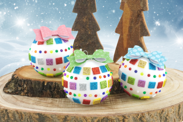 Boules de Noël pailletées - Stickers mosaïques : l’art du collage de précision pour les enfants - 10doigts.fr