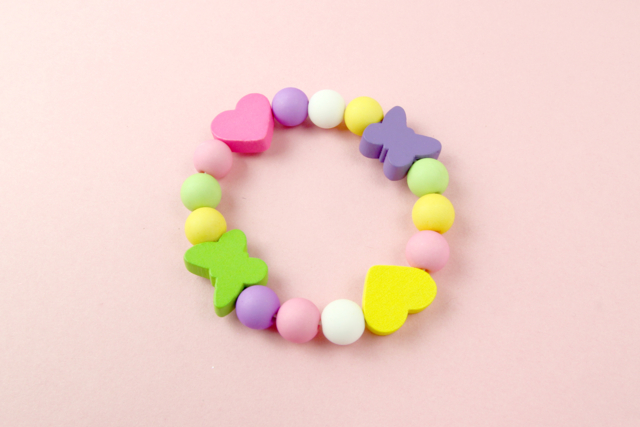 bracelet bébé perles en bois colorées - Perles Bois - 10doigts.fr