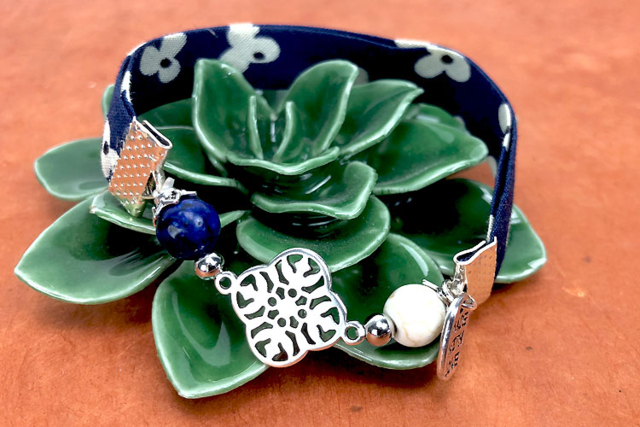 bracelet biais bleu - Fermoirs bijoux - 10doigts.fr