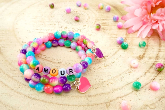 Bracelets "AMOUR" perles arc-en- ciel - Bijoux Liberty - Techniques de Bijoux - 10doigts.fr