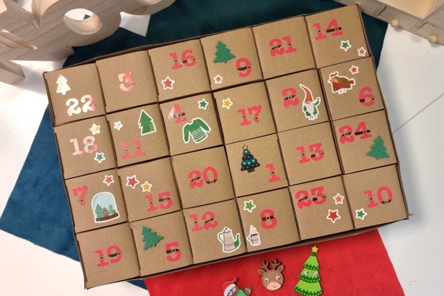 Calendrier de l'Avent en carton kraft - tradition - Calendriers de l'Avent - 10doigts.fr