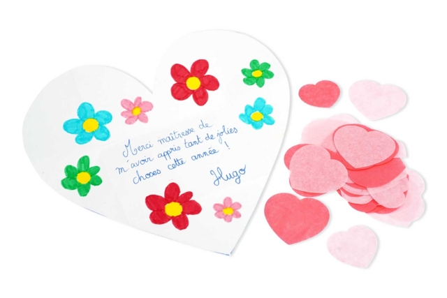 carte coeurs confettis - Cartes de Fête des Mères : modèles et kits créatifs à fabriquer - 10doigts.fr