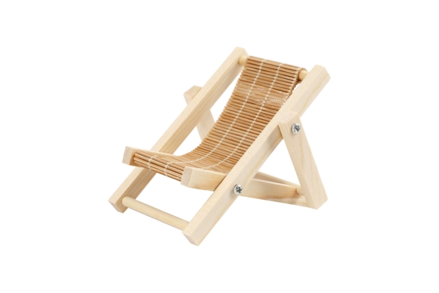 Chaise de plage pliable en bois miniature - Univers Miniature : maison de poupée et miniatures - 10doigts.fr
