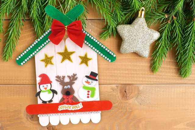 Chalet de Noël en bâtonnets - Stickers mousse : donnez du volume à vos créations - 10doigts.fr