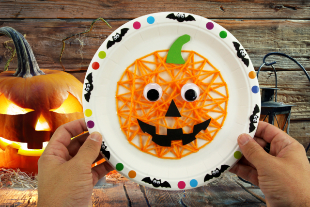 Citrouille avec de la laine et une assiette en carton - Gommettes Halloween - 10doigts.fr