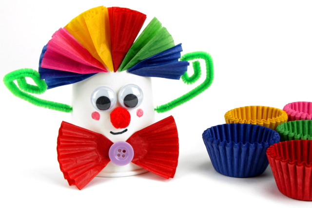 Clown avec un gobelet et des caissettes en papier - Accessoires en papier - 10doigts.fr