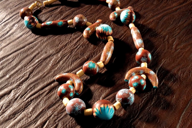 collier canes fimo bleu chocolat - Pâtes Fimo Soft : le modelage facile pour toutes vos créations - 10doigts.fr