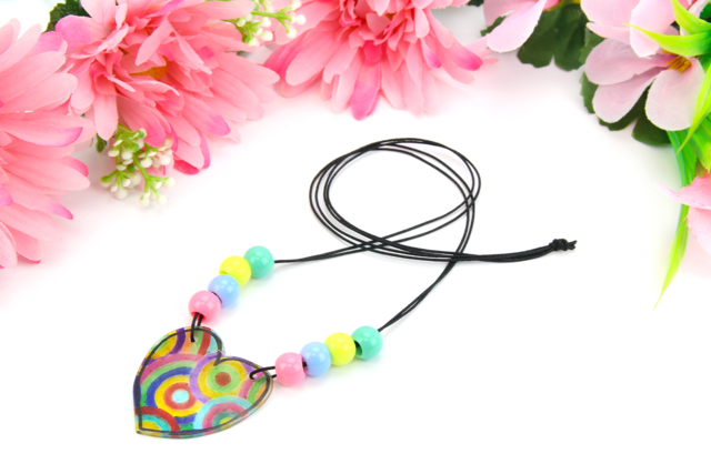 Collier cœur en plastique magique - Feuilles de plastique fou : le support magique pour vos activités - 10doigts.fr