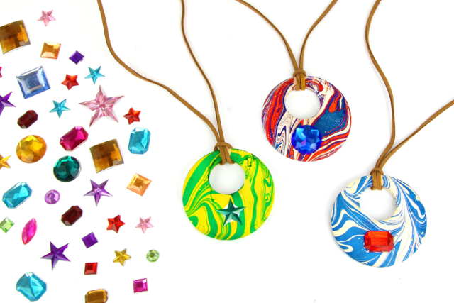 Collier marbling pour la fête des mères - Peinture marbling - 10doigts.fr