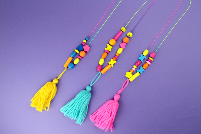 Collier sautoir arc-en-ciel - Perles Bois - 10doigts.fr