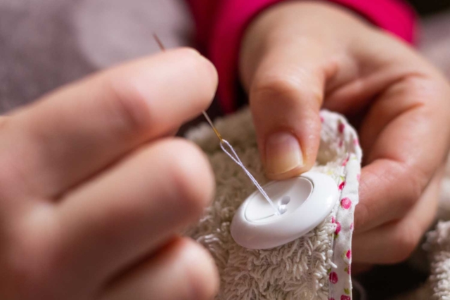 coudre un bouton - Aiguilles et crochets - 10doigts.fr