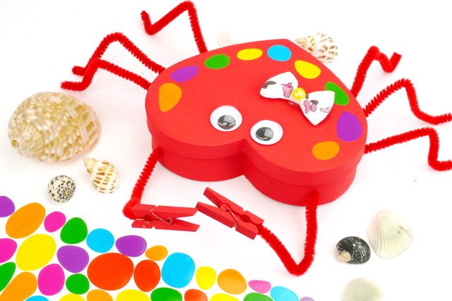 Crabe avec une boîte en papier mâché - Stickers mosaïques : l’art du collage de précision pour les enfants - 10doigts.fr