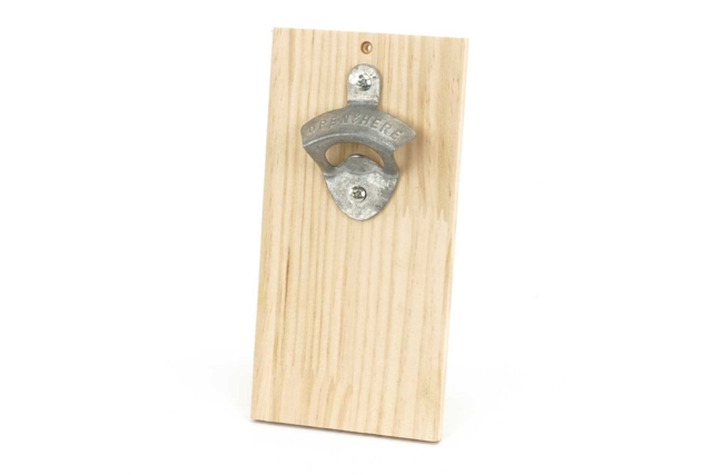 Décapsuleur mural en bois - Objets bois pour la cuisine - 10doigts.fr